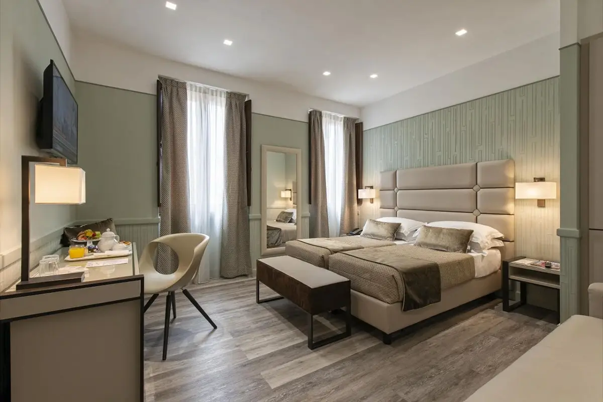 Una delle eleganti camere Quella terrazza mozzafiato dell&rsquo;Hotel Atlante Star...